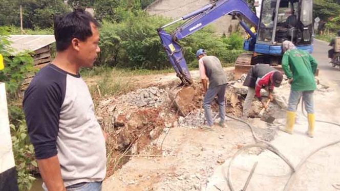 
					Sejumlah pekerja tengah membongkar material lama jembatan 2 di RW 08, Kelurahan Bedahan, Kecamatan Sawangan. 