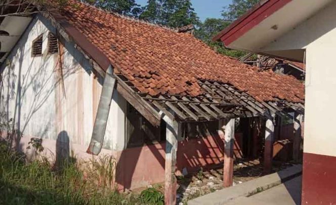 
					SDN Curug 03 Kabupaten Bogor, yang terancam ambruk lantaran rusak parah.