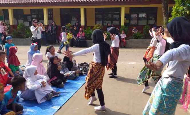 
					Siswa tengah menunjukkan kebolehannya dalam berkesenian.