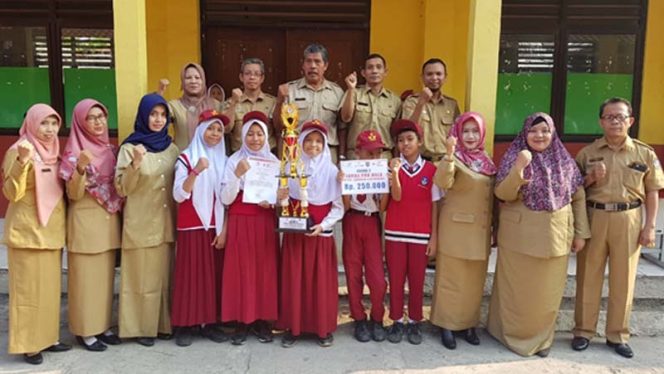 
					Siswa SDN Sawangan 01 peraih juara pose bersama guru dan kepala sekolah.