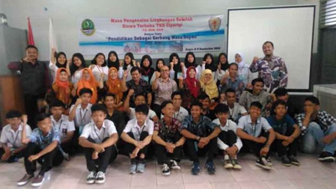 
					Sejumlah siswa SMA Terbuka di SMAN 8 Kota Bogor, pose bersama tenaga pendidik.