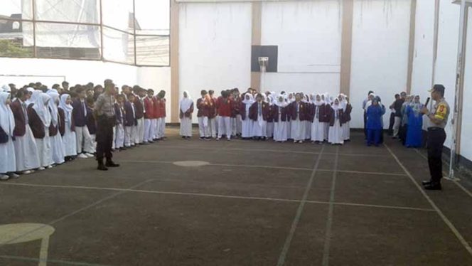 
					Kapolsek Sawangan, Kompol Prasetyo saat upacara di SMK Yapan.