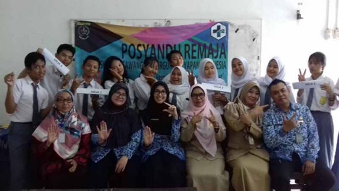 
					Petugas kesehatan dari Dinas Kesehatan dan Puskesmas Sawangan bersama siswa SMK Yapan usai peresmian Posyandu Remaja SMK Yapan.
