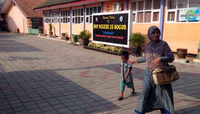 
					Salah seorang wali murid usai mengurus administrasi di SMPN 15 Kota Bogor. 