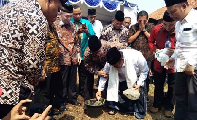 
					KH. Manarul Hidayat melakukan peletakan batu pembangunan kampus STAI Al Hikmah Global Cendekia di kawasan Cipayung Jaya, Kecamatan Cipayung, Kota Depok.