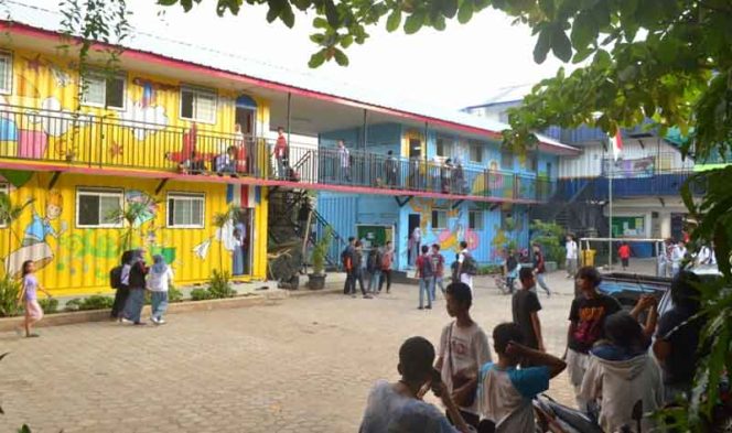 
					Sekolah Masjid Terminal (Master) bagi anak-anak yatim piatu, kaum dhuafa, dan anak jalanan.