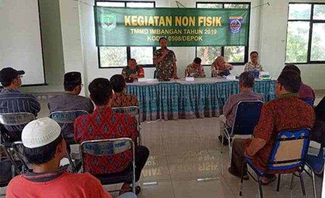 
					Pasiter Kodim 0508/Depok Kapten Inf Ibrahim saat sosialisasi terkait keamanan lingkungan program non fisik TMMD ke-106 di aula Kantor Kelurahan Sukatani, kecamatan Tapos.