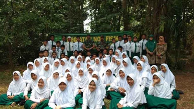 
					Puluhan siswa SMP Alkatsiri pose bersama dengan Satgas TMMD Kodim 0508/Depok.