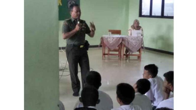 
					Kapten Inf Ibrahim sedang memaparkan materi kepada siswa. 