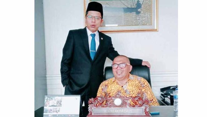 
					Anggota DPR RI Fraksi Golkar Ikhsan Firdaus (kiri) seusai pelantikan anggota DPR RI periode 2014-2024.