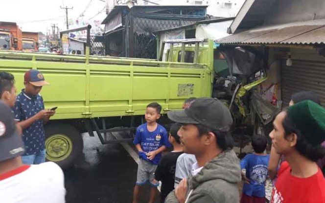 
					Gagal Nyalip Truk Seruduk Rumah Warga