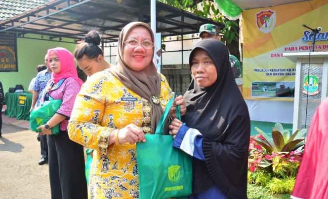 
					Sekda Kota Bekasi, Hj Reny Hendrawati memberikan bingkisan kepada warga.
