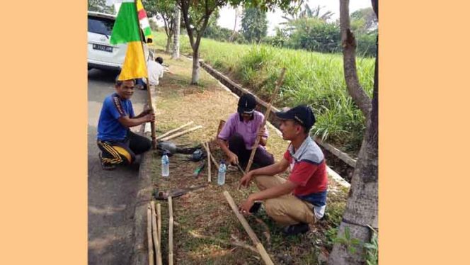 
					Lurah Sawangan Baru, Cucu Suwardi (kanan) bersama jajarannya mempersiapkan umbul-umbul untuk dipasang menyambut MTQ ke-XX yang dibuka hari ini.
