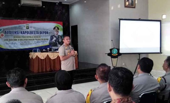 
					Kapolres Metro Depok, Komisaris Besar, Azis Andriansyah sedang memberikan sambutan dalam pertemuan para Kepala Sekolah SMA dan SMK. 

