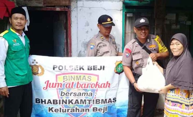 
					Pemberian sembako yang dilaksanakan Polsek Beji kepada salah satu warga.
