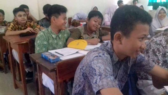 
					Siswa salah satu SMP di Depok mengenakan pakaian bati, bertepatan peringatan Hari Batik Nasional 2019.