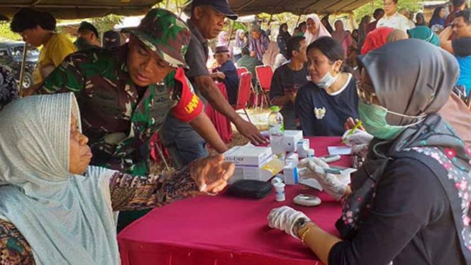 
					Warga Sukamaju Baru berobat gratis di TMMD Imbangan ke 106 di Kelurahan Sukamaju Baru, Kecamatan Tapos.
