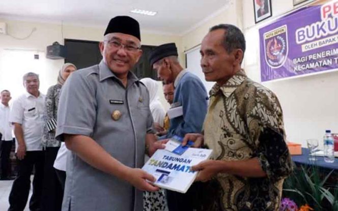 
					Wali Kota Depok, Mohammad Idris secara simbolis menyerahkan buku tabungan BJB kepada warga Tapos penerima manfaat RTLH di Aula Kantor Kecamatan Tapos, Kota Depok.