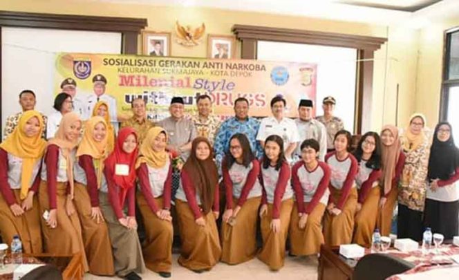 
					Wali Kota Depok, Mohammad Idris bersama, Kepala SMAN 3 Depok, aparatur pemerinitah terkait dan siswa SMAN 3 foto bersama. 