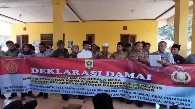 
					Muspika Cigudeg beserta para calon kades menggelar aksi deklarasi damai dalam helat pilkades.