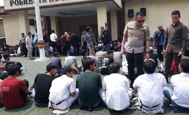 
					Ratusan pelajar SMK di stasiun Bogor yang hendak berangkat ke Jakarta.