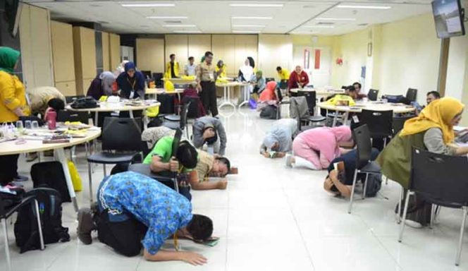 
					Simulasi bencana dalam workshop yang diselenggarakan UI dan BNPB serta Kemendikbud.