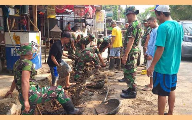 
					TNI dan warga melaksanakan pembangunan drinase di RW 10, Jalan Abri, Kelurahan Sukamaju Baru, Kecamatan Tapos. 