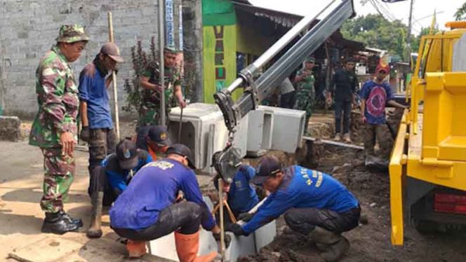 
					Satgas TMMD Imbangan 2019 Kodim/Depok  bersama petugas dari PUPR Kota Depok bahu membahu membangun drainase di Jalan Bakti Abri, Kelurahan Sukamaju Baru, Kecamatan Tapos, Kota Depok.