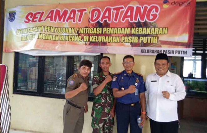 
					Lurah Pasir Putih, Ahmad Rifai (kanan) bersama Kepala UPT Damkar Bojongsari, Munadi (dua kana), Kasie Pemerintahan dan Tramtib, Tondi Andri (kiri) dan Bhabinsa pose bersama usai penyuluhan.