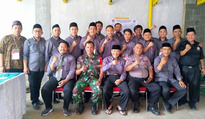 
					Lurah Cinangka (tiga kanan duduk) pose bersama panitia pemilihan LPM Cinangka.