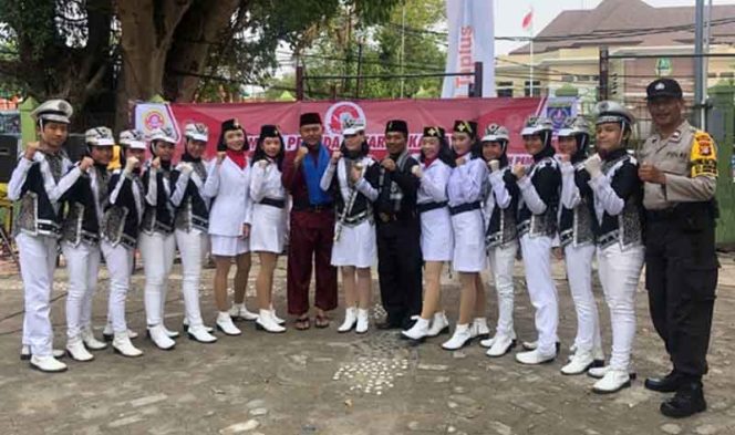 
					Usai apel Hari Sumpah Pemuda, Camat Sukmajaya, Lurah Mekarjaya paskibra pose bersama.