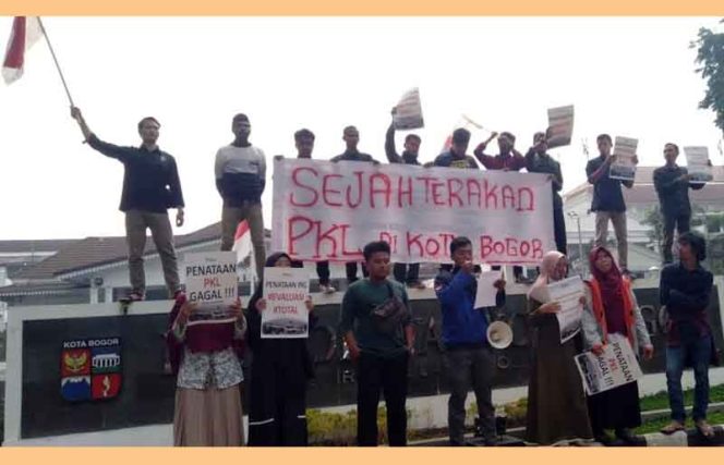 
					Puluhan mahasiswa yang tergabung dalam Kesatuan Aksi Mahasiswa Muslim Indonesia (KAMMI) gelar aksi di Balai Kota Bogor.