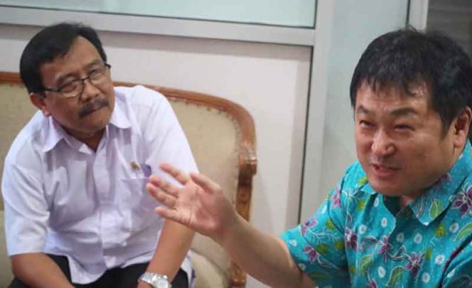 
					Mr. Yasunugu (kanan), Presiden Direktur Indonesia Education Promoting Foundation (IEPF) atau sejenis CSR LSM dari Pemerintah Jepang, saat bertemu Fahrudin, Kadisdik Kota Bogor.