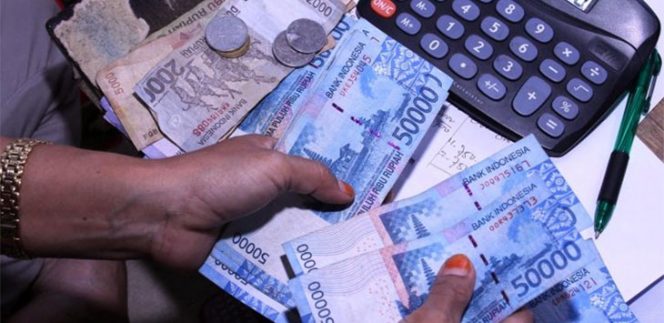 
					Pemdes Karanganyar Salurkan BLT