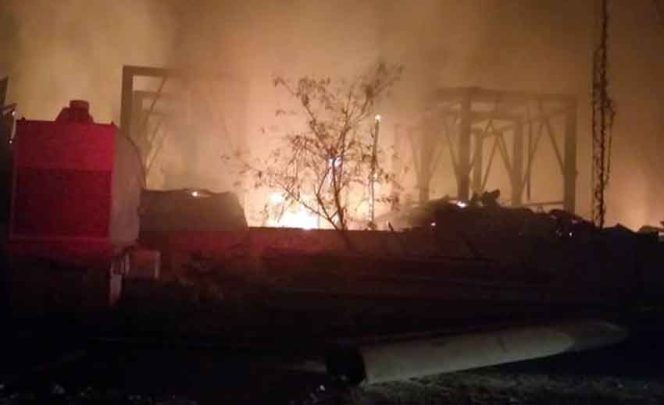 
					Kebakaran di sebuah gudang pabrik Semen milik PT Indocement Tunggal Prakasa kawasan Palimanan, Kabupaten Cirebon. (Foto: Istimewa)