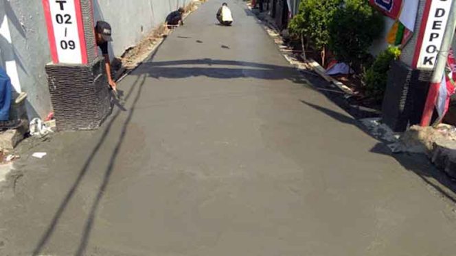 
					Pengecoran Jalan Swadaya di Sukamaju Baru hampir rampung.