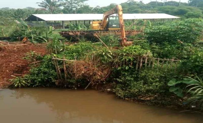 
					Alat berat beco siap menormalisasi Kali Pesanggrahan di wilayah Sawangan Baru.

