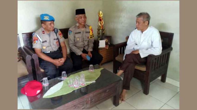 
					Kapolsek Limo, Kompol Mohammad Iskandar saat silaturahmi ke rumah tokoh masyarakat.