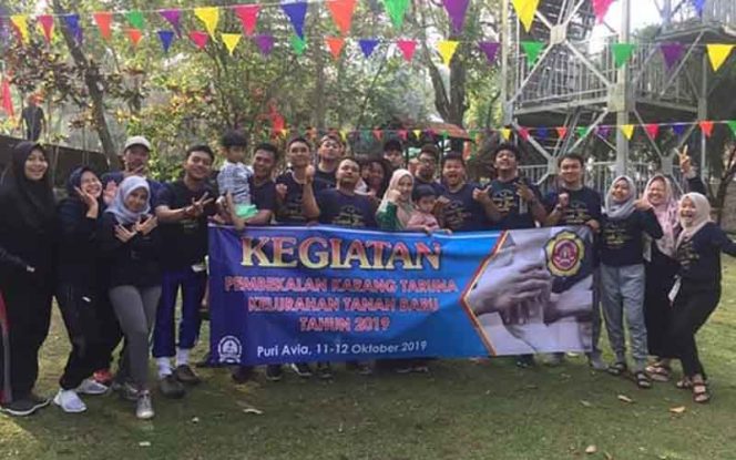 
					Usai diberikan pembekalan Katar Tanah Baru pose bersama.