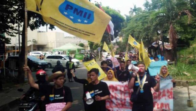 
					Pergerakan Mahasiswa Islam Indonesia (PMII) Kota Bogor gelar aksi unjuk rasa di depan Mako Polresta Bogor.
