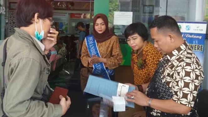 
					Petugas sedang melayani wajib pejak kendaraan di Samsat Cinere.