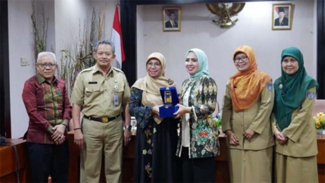 
					Ketua TP PKK Kabupaten Lampung Barat, Partinial Parosil Mabsus (empat kanan) menerima pelakat dari Bunda Elly.