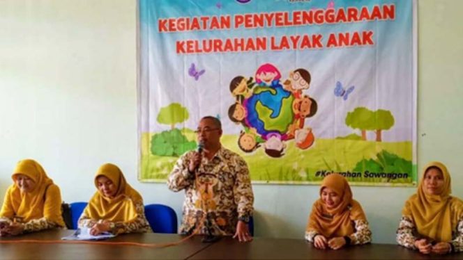 
					Lurah Sawangan, Rahwana tengah memberikan penjelasan terkait Kelurahan Layak Anak.