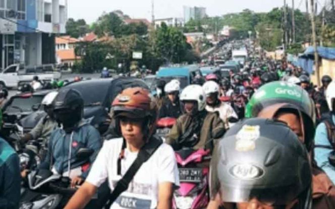 
					Kemacetan di Akses UI tepatnya Jalan M Jasin terlihat mengular.