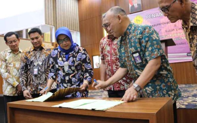 
					Bupati Bogor, Ade Yasin (tiga kiri) menandatangani MoU antara Pemerintah Kabupaten Bogor dengan Universitas Pakuan.