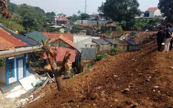 
					Ambruknya beton pondasi milik Mall Boxies 123 Tajur yang menimpa sejumlah rumah warga di Kampung Sukajaya.