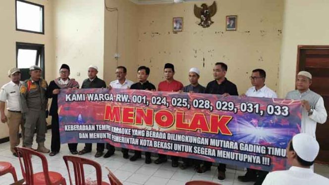 
					Warga Mutiara Gading Timur Tolak Tempat Karaoke