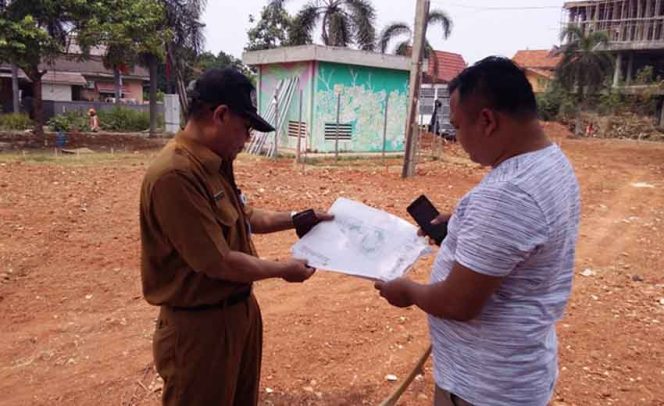 
					Kasie Ekonomi dan Pembangunan Kelurahan Pondok Petir, Yuyun Purwana sedang mengecek lokasi. 