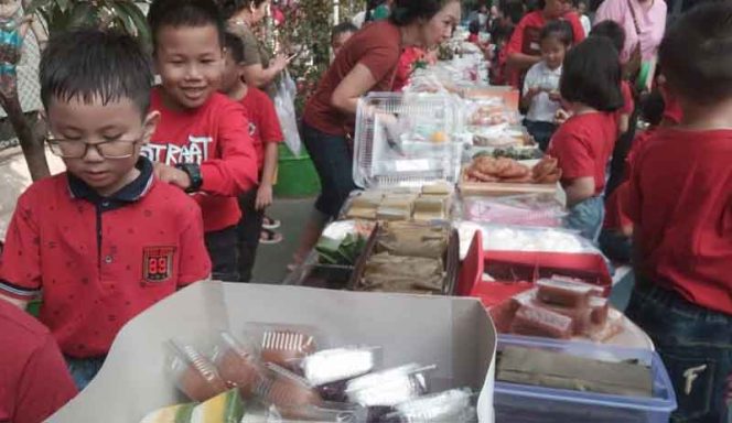 
					SDS Ananda Bekasi perkenalkan beragam makanan tradisional asli Indonesia di lingkungan sekolahnya.