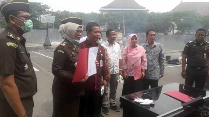 
					Kejaksaan Negeri Cikarang memusnahkan berbagai barang bukti hasil sitaan dari berbagai jenis kejahatan perkara tindak pidana umum.